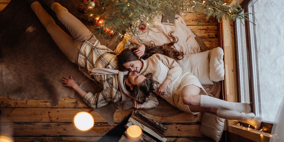 Cadeaux en soie pour elle, pour lui, pour tous : notre guide poétique de Noël