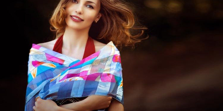Quelle est la différence entre un foulard et un carré de soie ?