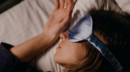 Dormir avec un masque de nuit en soie est bon pour notre santé