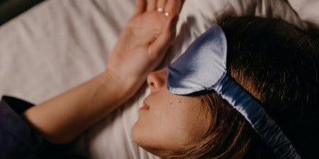Dormir avec un masque de nuit en soie est bon pour notre santé