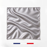 Pañuelo de seda liso plateado fabricado en Francia.